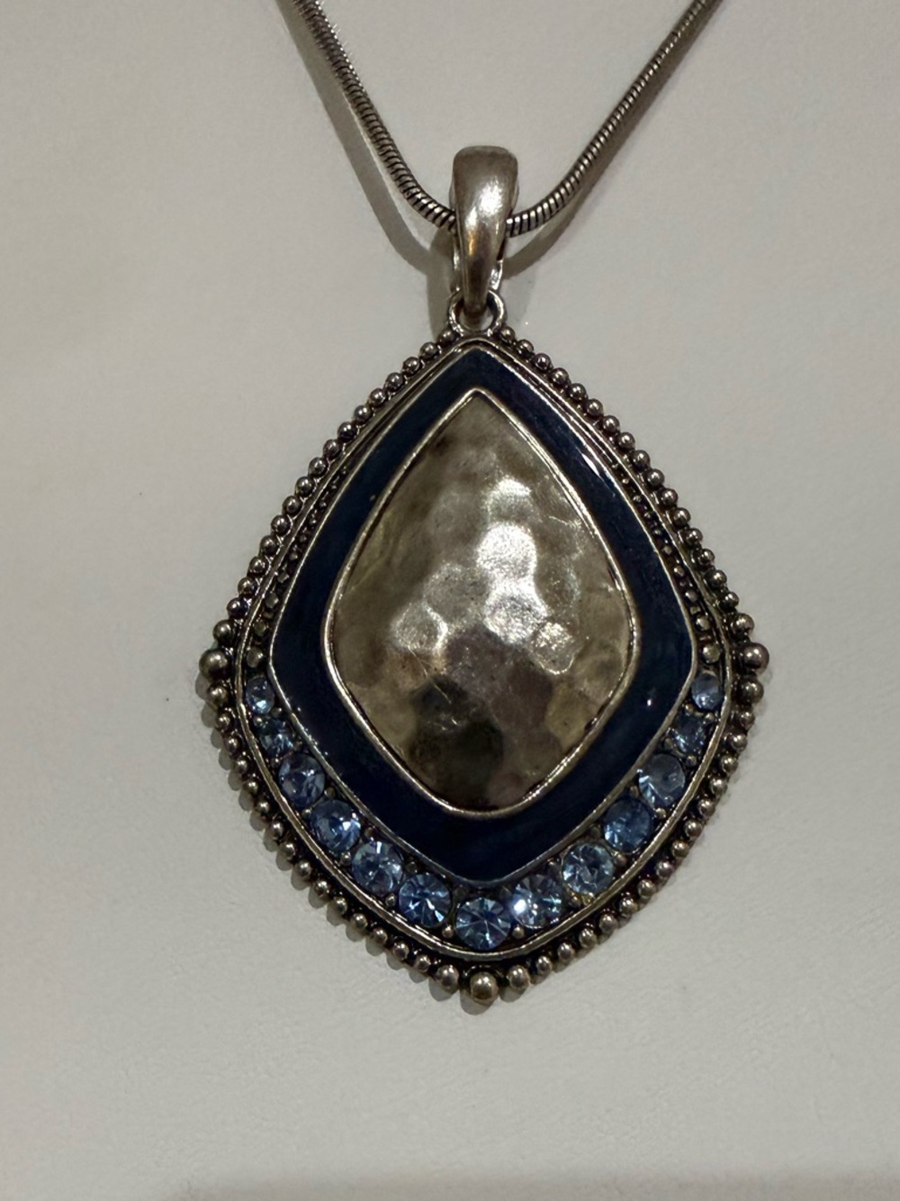 Premier Designs Hammered Pendant Blue and Silver Toned Necklace - Picture 8 of 9